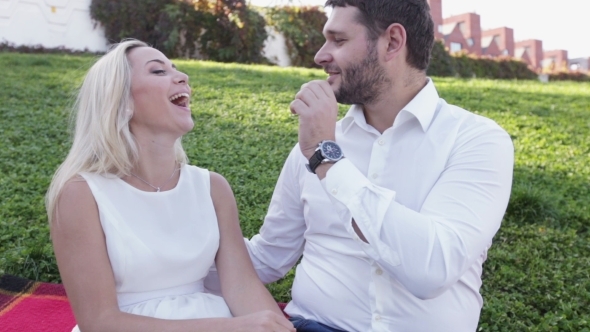 Couple Picnic Funny Eating Grapes alt