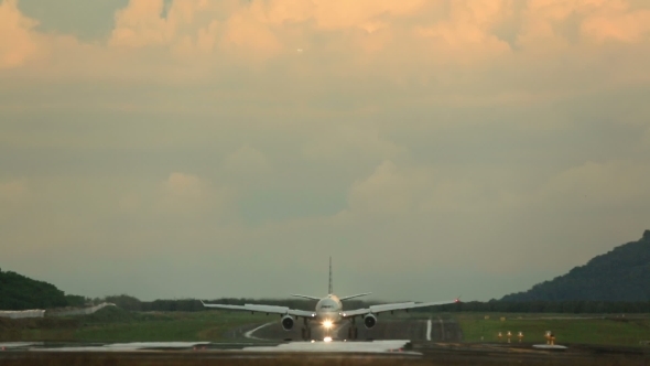 Airplane Taxiing alt