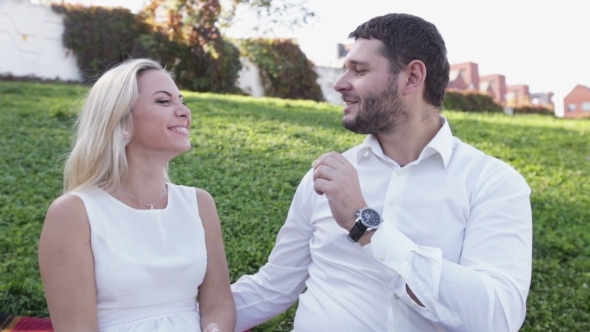 Couple Picnic Funny Eating Grapes alt