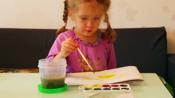 Little Girl Draws Paints 2