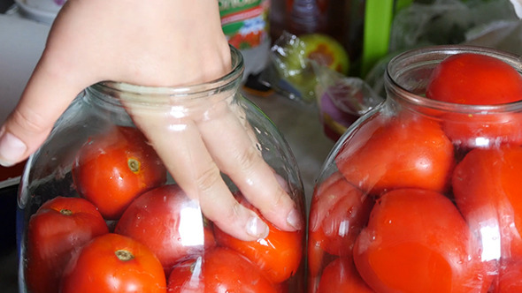 Filling Jars For Canning Tomatoes