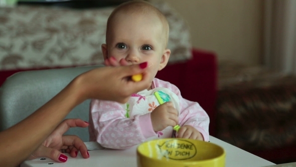 Beatiful Girl Feeds Her Baby alt