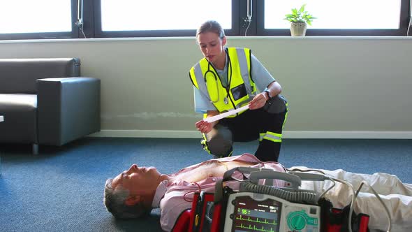 Aid woman speaking a with a patient