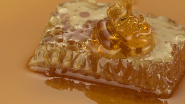 Honey pouring on honey, Slow Motion