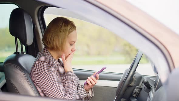 A 40Yearold Woman Receives a Message and Drops Her Head on the Steering Wheel in Shock