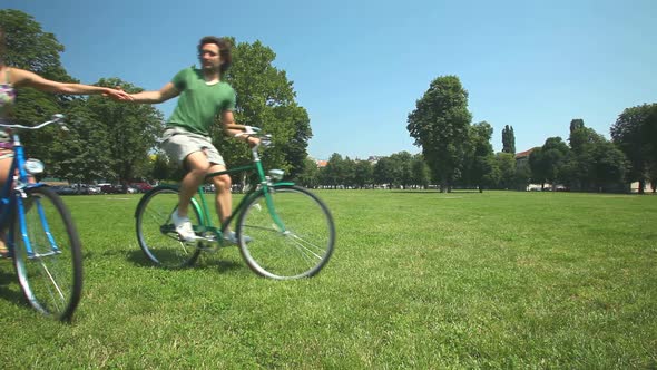 Couple Cycling 10 alt