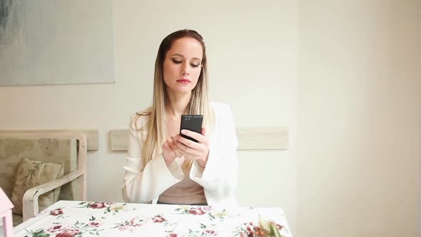 Beautiful Young Women Using Her Smarthone 1 alt