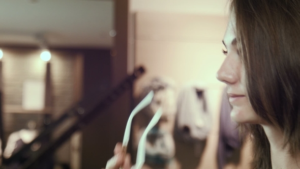 The Girl put On Sunglasses alt