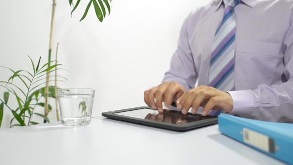 Online Business, Typing on Tablet in Office alt