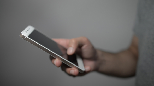 Using Smartphone, One Hand alt