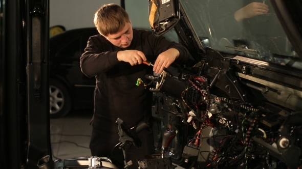 Guys Dismantled The Panel In The Car