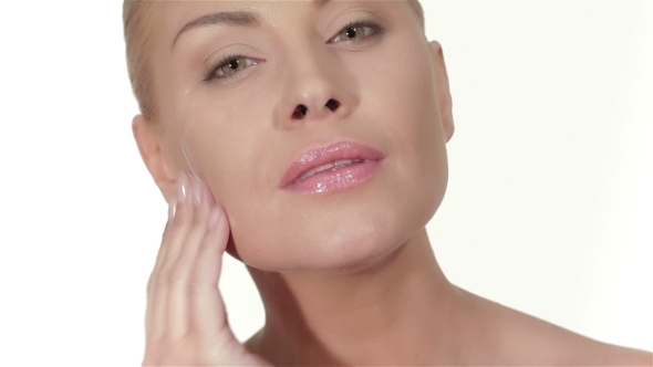 Young Woman Apply The Cream For The Face alt