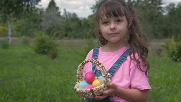 Basket with eggs. alt