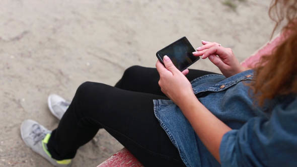 Woman Uses the Phone in the city alt