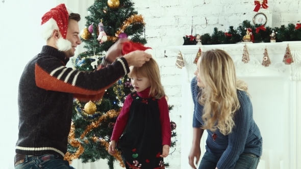 Family Decorating The Christmas Tree alt