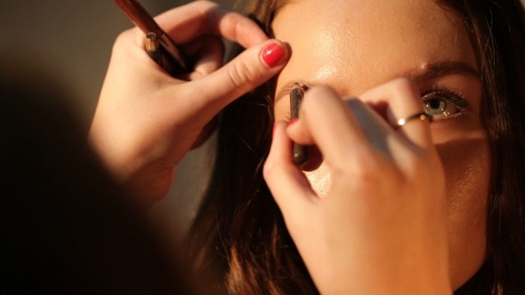 Makeup Artist Teaches Painting Eyebrows