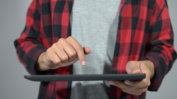 Young Casual Man's Hands on  Digital Tablet alt
