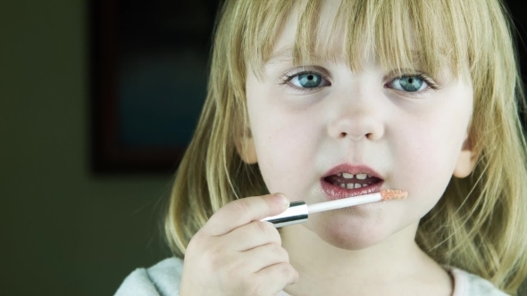 The Little Cute Girl Makes Up To Herself Lips alt