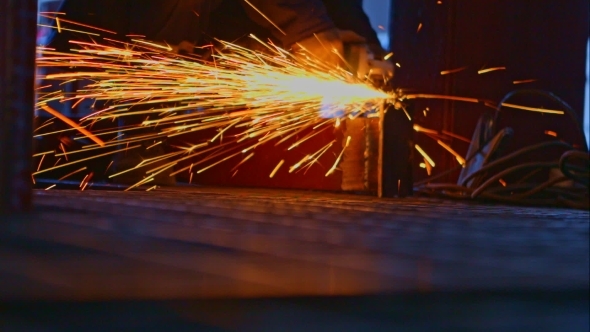 Worker Cutting The Metal alt