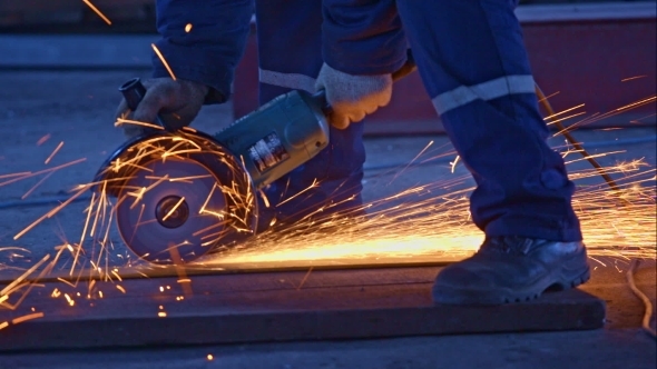 Worker Cutting The Metal alt