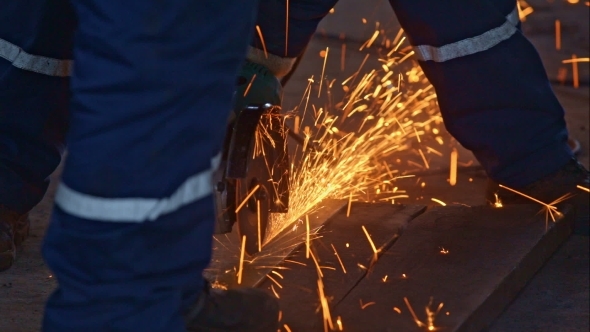 Worker Cutting The Metal alt