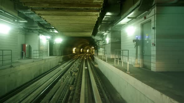 Dubai Subway Zooming