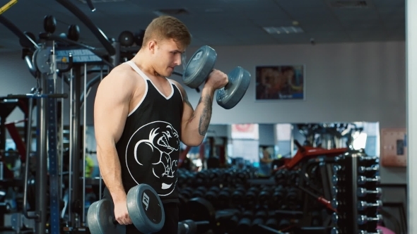 The Athlete Trains Muscles Biceps alt