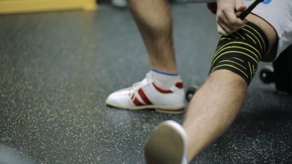 Male Athletes Aged Rewinds His Knee On The Leg