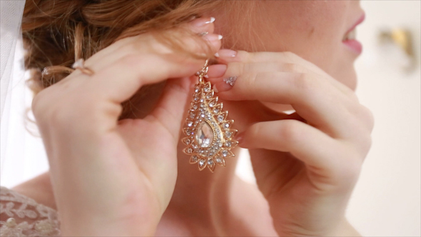 Hands of The Bride Dress Beautiful Earring