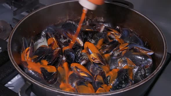 Cooking mussels with butter, white wine and spicy sauce