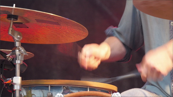 Fast Playing of the Drumsticks alt