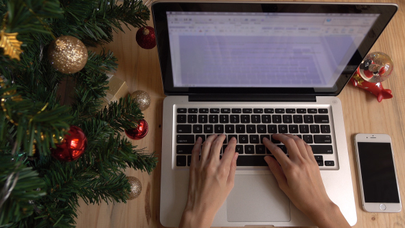Use Laptop In Christmas Day alt
