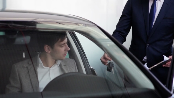 Young Businessman Received The Keys To a New Car alt