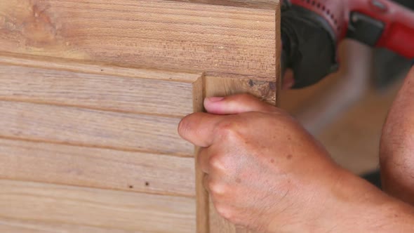 Use Electric Drill To Drill The Wood Door 1 alt