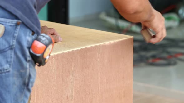 Carpenter Used Planer For Make New Furniture For House 2 alt