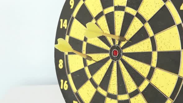 Darts Arrows In The Target 3 alt