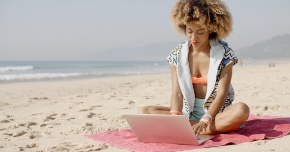 Woman With Laptop On The Summer Beach alt