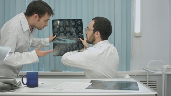 Tutor Doctor Help Intern With X-ray
