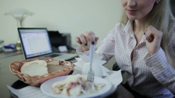 Businesswoman Eating At The Workplace alt
