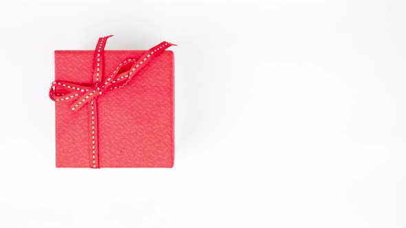 Stop motion animation The heart coming out of the gift box on white background. alt