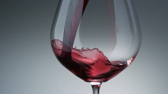 Pouring red wine into glass, Slow Motion alt