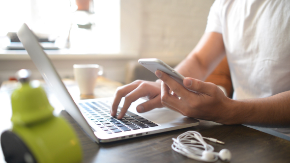 Using Smartphone and Laptop for Work alt