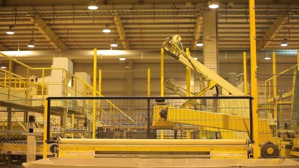 The Robot Arm Will Automatically Work And Move Products To a Industrial Plant