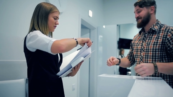 Administrator Conveys Questionnaire To Client alt