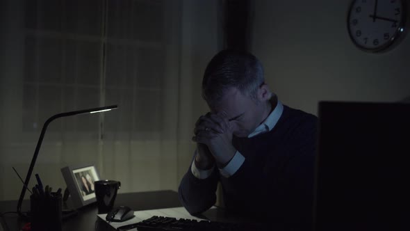Man Prays His Office Desk alt