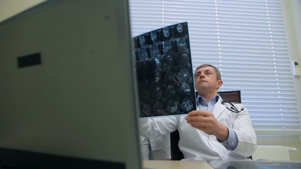 Doctors Examining An X-ray alt