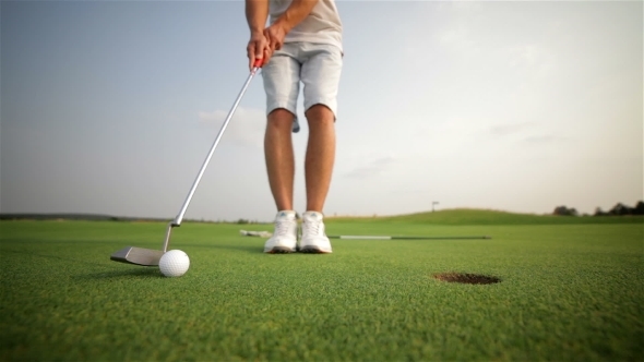 Golfer Making a Putt alt