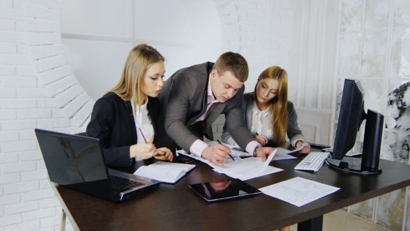 Teamwork And Mutual Support In The Office alt