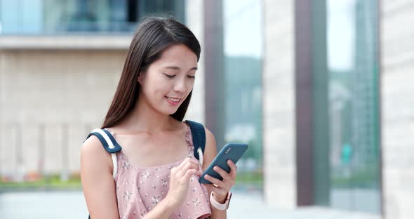 Woman use of cellphone in the city