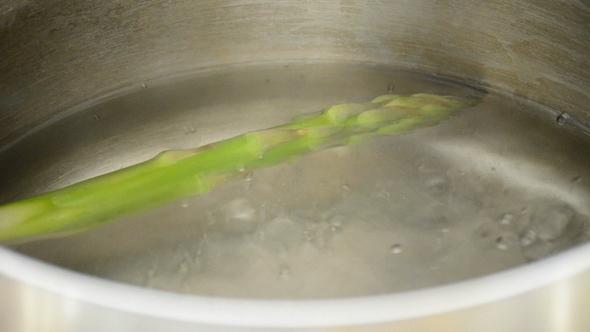 Cooking Asparagus in a Pot